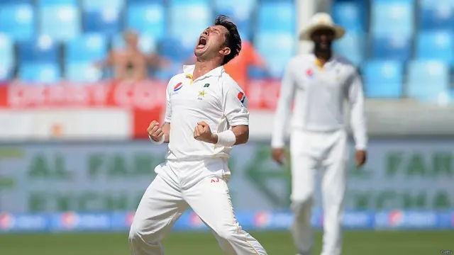 لیگ سپنر یاسر شاہ نے عمدہ بولنگ کرتے ہوئے انگلینڈ کے چار کھلاڑیوں کو پویلین کی راہ دکھائی۔