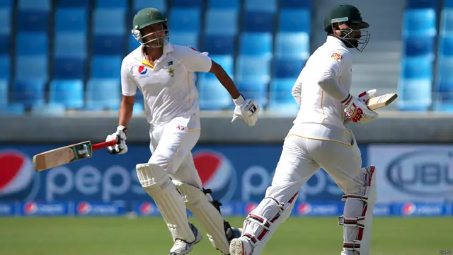 جب پاکستان نے دوسری اننگز شروع کی تو اسے ایک بار پھر ابتدائی اووروں میں اوپر تلے دو نقصان اٹھانا پڑے۔ شان مسعود سیریز میں چوتھی بار اینڈرسن کی گیند پر آؤٹ ہو کر پویلین لوٹ گئے۔