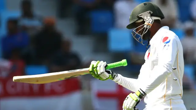 شعیب ملک نے پانچ سال بعد ٹیسٹ ٹیم میں واپسی پر ڈبل سنچری بنائی لیکن اگلی دونوں اننگز میں مکمل طور پر ناکام رہے۔ آج بھی صرف سات رنز ہی بنا سکے۔