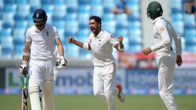 عمران خان نامی فاسٹ بولر نے بھی عمدہ لائن اور لینتھ پر بولنگ اور دو وکٹیں حاصل کی۔ 