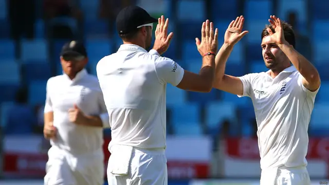 انگلینڈ کی جانب سے ووڈ اور اینڈرسن نے ابتدائی وکٹیں حاصل کیں۔