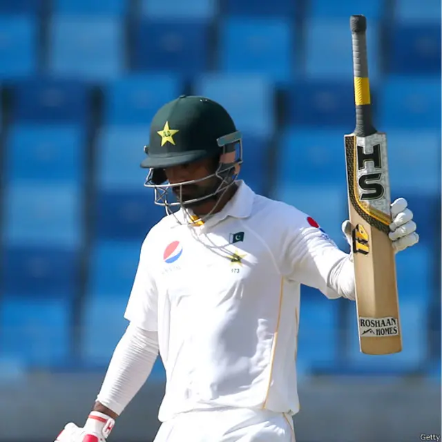 شان مسعود اور شعیب ملک کے جلد آؤٹ ہونے کے بعد محمد حفیظ اور یونس خان نے پاکستان کی اننگز کو سنبھالا۔ حفیظ 51 رنز بنا کر آؤٹ ہوئے۔