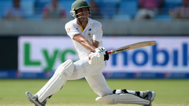 یونس خان نے ایک بار عمدہ بیٹنگ کرتے ہوئے پاکستان کو مضبوط پوزیشن پر لاکھڑا کیا ہے۔ یونس خان نے اس اننگز کے دوران 9000 رنز مکمل کر لیے ہیں۔ وہ پہلے پاکستانی بیٹسمین ہیں جس نے 9000 سے زیادہ رنز بنائے ہیں۔