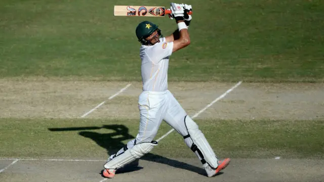 مصباح الحق نے ایک کپتان اننگز کھیلتے ہیں 87 بنا کر کھیل رہے ہیں۔ 