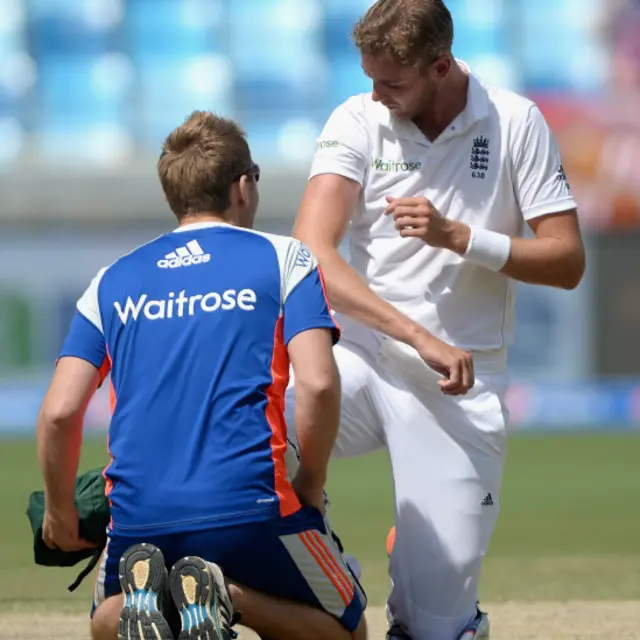 انگلش فاسٹ بولر سٹیورٹ براڈ کو بیٹنگ کے فاسٹ بولر وہاب ریاض کے بونسروں کی زد میں آئے۔