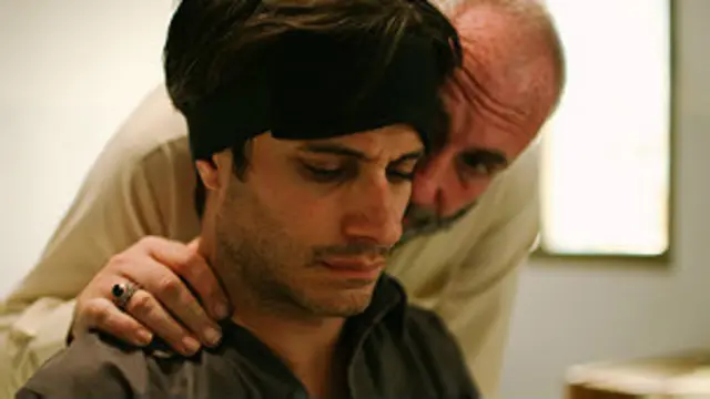 Escena de la película. García Bernal junto a "Agua de rosas".