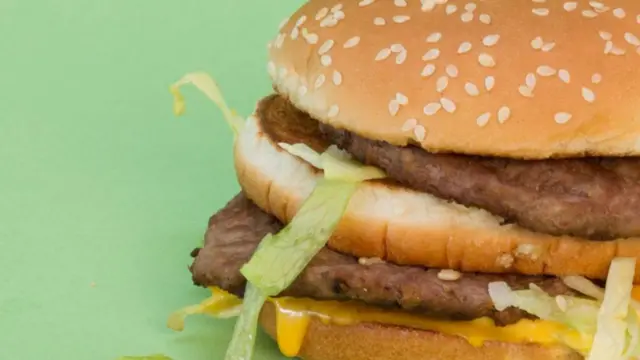 Bạn cần tập tới mức nào để đốt bớt lượng calorie mà những món ăn vặt khoái khẩu có thể để lại dư thừa trong cơ thể? BBC Future đưa ra bảng thống kê toàn diện từ Trường Y thuộc Đại học Havard về lượng calories được đốt trong tất cả các hoạt động từ tình dục cho đến đạp xe đường trường, qua đó ta có thể tính lượng calories cần phải đốt để bù lại bữa ăn yêu thích. Con số chính xác sẽ tuỳ thuộc vào từng người - tất cả các số liệu ở đây dựa trên một người cân nặng trung bình khoảng 70kg.