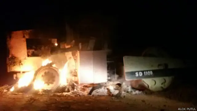 माओवादियों ने 21 वाहनों को जलाया