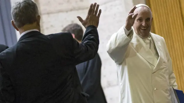 梵蒂岡城內教宗方濟各離開世界主教會議議場（24/10/2015）