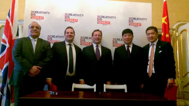 童刚（右二）和埃德·维泽（中）在伦敦兰卡斯特宫的签字仪式上合照（BBC中文网图片21/10/2015）