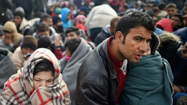 انگیلا میرکل نے کہا ہے کہ ان پناہ گزینوں کی درخواستوں سے نمٹنے کے لیے پانچ خصوصی مراکز قائم کیے جائیں گے جن کے ملک میں رہنے کے کم امکان ہیں