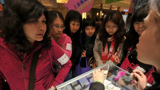 内地游客在香港购买珠宝（资料图片）