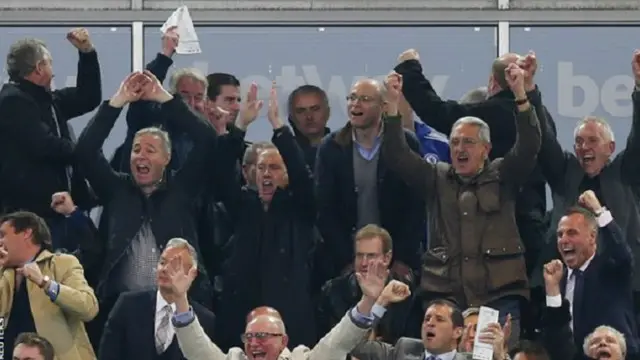 مورينيو تابع المباراة من المدرجات بعد طرده بين شوطي المباراة أمام ويستهام