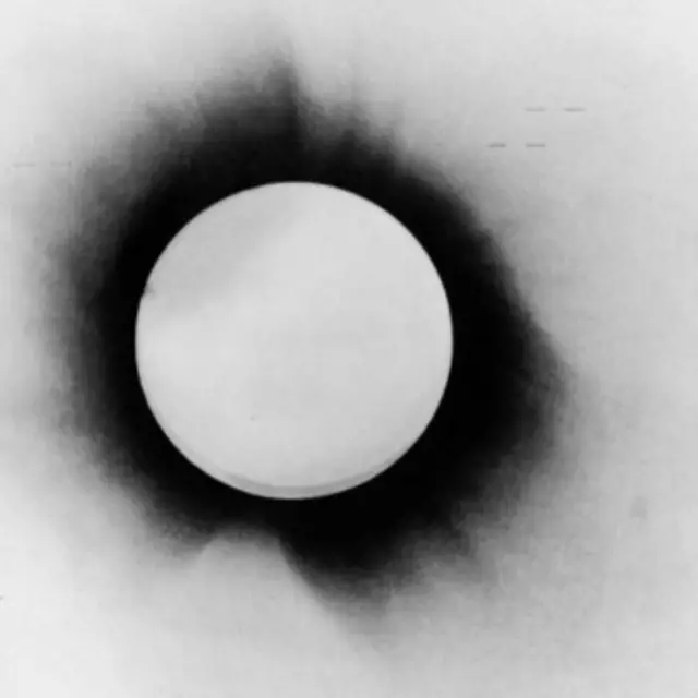 عکسی که آرتور ادینگتون اخترشناس انگیسی در سال ۱۹۱۹ از خورشیدگرفتگی گرفت و نسبیت عام به کمک آن از نظر تجربی ثابت شد