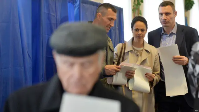 Віталій Кличко з братом Володимиром і дружиною Наталією.