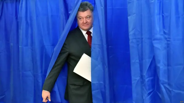 У Києві на дільниці, де голосував Петро Порошенко, голова загубив ключі від сейфа, тому дільниця відкрилася з запізненням.