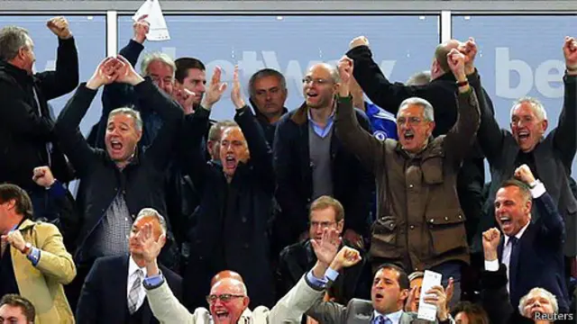 مورينيو في خلفية الصورة يجلس وحيدا لمتابعة الشوط الثاني في مباراة فريقه امام وستهام