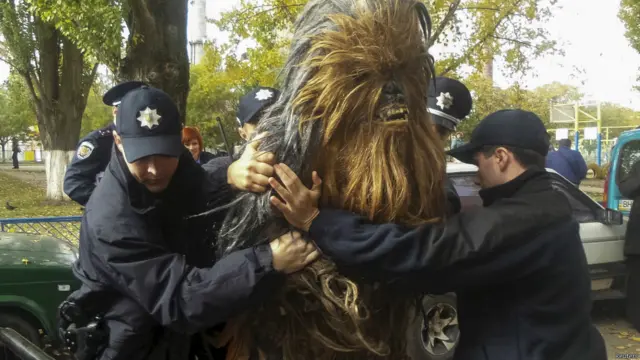 В Одесі затримали людину в костюмі персонажа "Зоряних воєн" - як повідомляють місцеві ЗМІ, за незаконну агітацію.