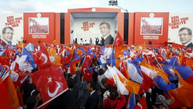 گردهمایی تبلیغاتی احمد داوداوغلو نخست وزیر و رهبر حزب عدالت و توسعه در استانبول