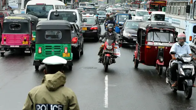 ‘කාර් ඒක පදවන කෙනා විතරක් එන පෞද්ගලික වාහන ගොඩක් තියනවා. රථවාහන තදබදය පමණක් නොවෙයි ඒකෙන් ගොඩාක් ප්රශ්න ඇති වෙනවා.ඉන්ධන අපතේ යෑම සහ පරිසර දූෂණයට අදාළ කරුණු.නමුත් ඕක ක්රියාත්මක කරන්නේ කොහොමද කියන එක මට නම් ගැටළුවක්’