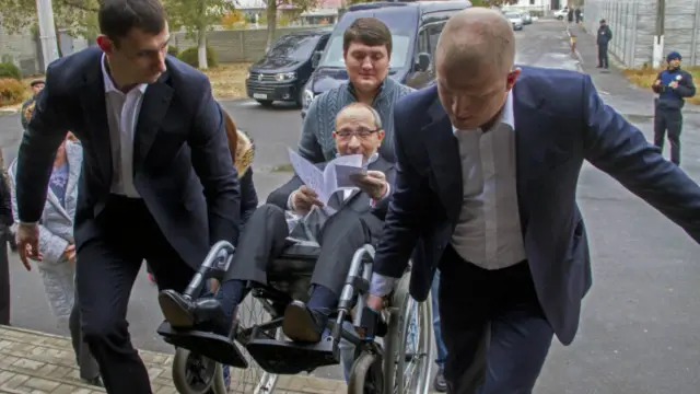 Партия "Возрождение", в которую включился Геннадий Кернес, выиграла выборы в восточном и западном областных центрах, где выбирали мэра