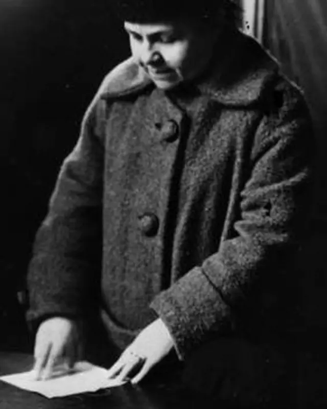 Una mujer vota en Rusia, en 1917