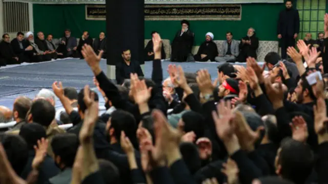 حکومتی اقتدارگرا و متکی به شخص ولی فقیه، که با تکیه بر درآمدهای رانتی و ابزارهای سختافزاری قدرت (سلاح و سرکوب)، افزون بر تبلیغ و ترویج مناسکگرایی، استبداد دینی را در ایران مستقر کرده است.