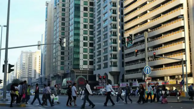 Una calle en los Emiratos Árabes Unidos