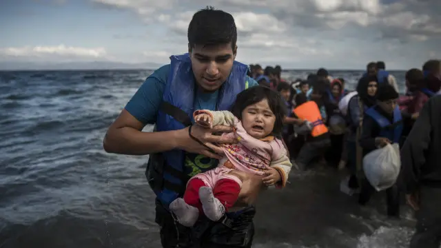 ملګري ملتونه وايي د سږ کال اوږدو کې تر اوسه په دغه ډول کوچنیو کښتیو کې تر ۷۰۰ زره پورې کډوال اروپا ته رسیدلي دي