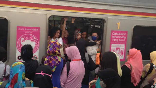 Kereta khusus perempuan telah disediakan PT KAI Commuter Jabodetabek sejak 2010 lalu.