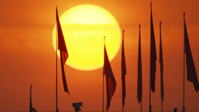 北京天安门广场上的日出(资料图片)