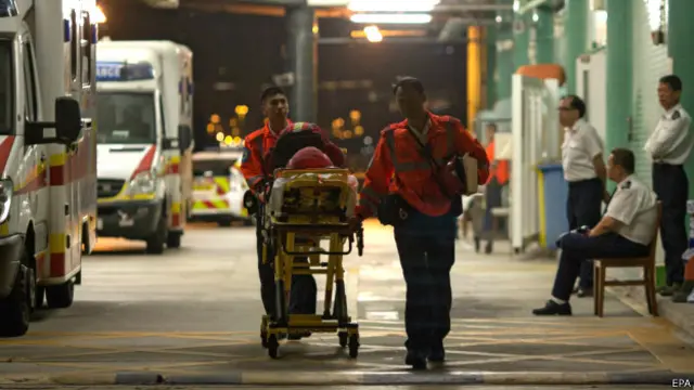 Kapal-kapal penjaga pantai dan petugas medis dikerahkan untuk menyelamatkan 174 penumpang dan awak.