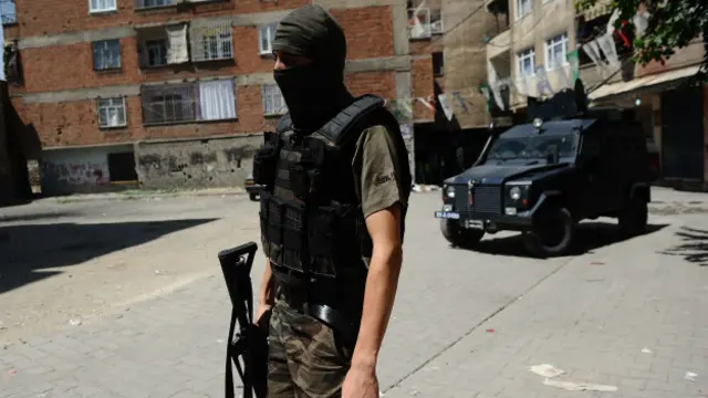 شنت القوات الأمنية ملة دهم بحثا عن مسلحين مشتبه بهم في مدينة ديار بكر 