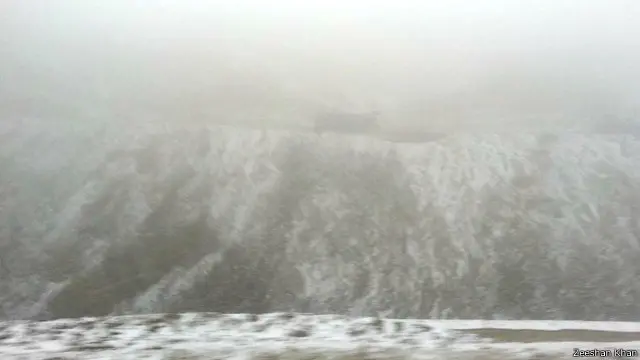 مانسہرہ کے مقامی صحافی نثار محمد خان کا کہنا ہے کہ علاقے کی تمام سڑکیں کھول دی گئی ہیں صرف چند درجن گاڑیاں برف باری کی وجہ سے پھنسی ہوئی ہیں جنھیں نکالنے کے لیے امداری کاروائیاں جاری ہیں