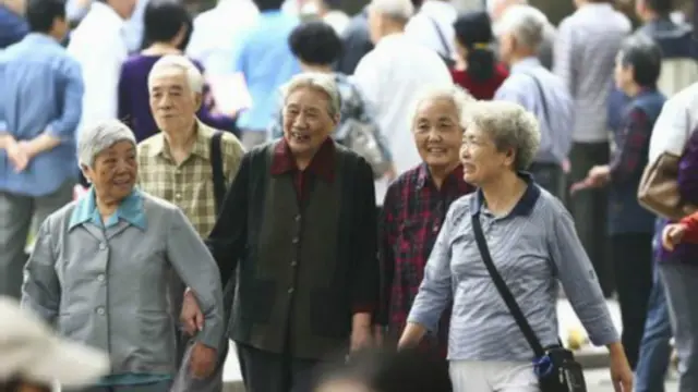 中國平均退休年齡55歲。人口老齡化加速對養老保險制度提出挑戰。