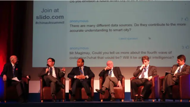 以“智能城市”主题举行的圆桌对谈