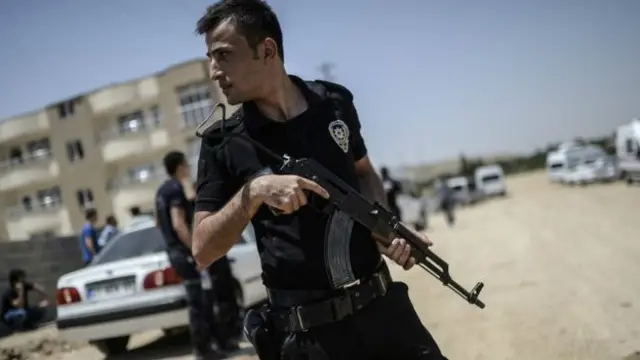 Atışmanın polis reydi gedişatında baş verdiyi bildirilir.