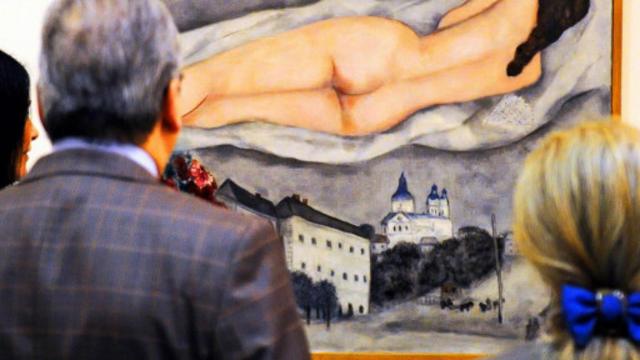 博物馆参观者在欣赏一幅由马克•夏卡尔（Marc Chagall）创作的裸体画。（图片来源：Philippe Huguen/AFP/Getty Images）