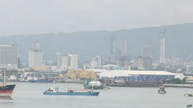 Kabut asap menyelubungi Pelabuhan Cebu, Filipina.