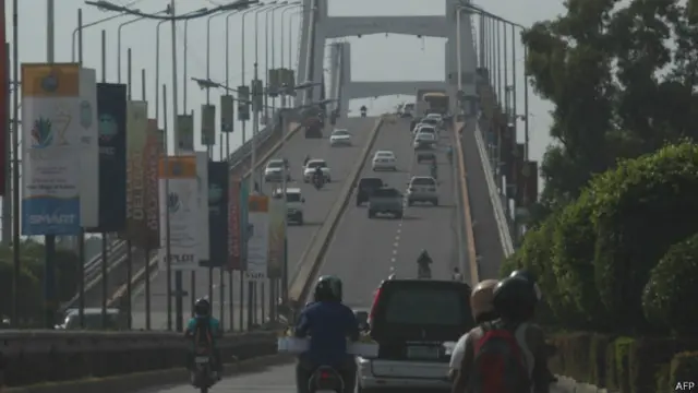Pemerintah Filipina menganjurkan warganya memakai masker untuk menangkal imbas asap.