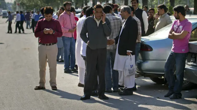 بھارت کے زیر انتظام کشمیر کے شہر سرینگر میں بھی زلزلے کے جھٹکے محسوس کیے گئے لوگ عمارتوں سے باہر نکل کر سڑکوں پر کھڑے دکھائی دیے 