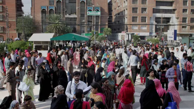 پاکستان کے شہر لاہور میں شدید زلزلہ آنے کے بعد لوگ اپنے دفتروں سے باہر بھاگ آئے اور خوف زدہ ہو کر دعائیں مانگ رہے تھے