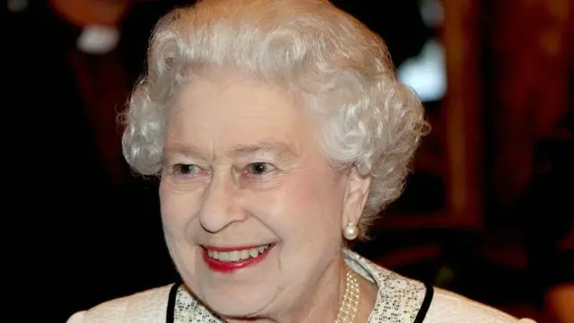 ملكة بريطانيا كانت قد منحت 12 درجة أستاذية ملكية في 2012