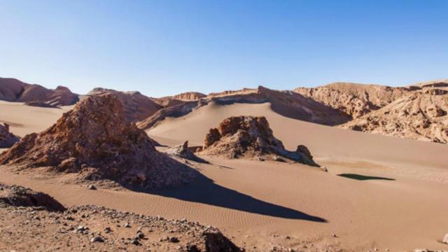 智利阿塔卡马沙漠的岩石深处，孔洞里有足够的水供生命繁衍生息(图片来源：Thinkstock)