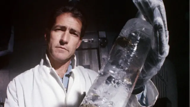 研究人员一直在沃斯托克湖里寻找生命的迹象，那是覆盖在南极洲冰川深处的一个湖泊。