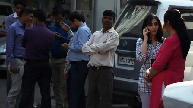 عیني شاهدان وايي، د هند پلازمېنه ډیلي کې هم خلک د زلزلې له کبله واټونو او کوڅو ته راوتلي دي.