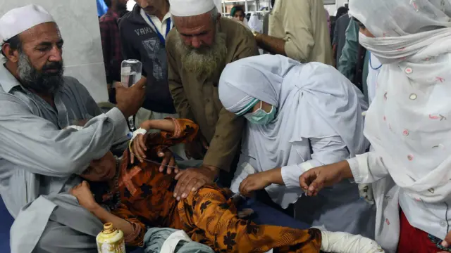 گلگت بلتستان کے شہر چلاس سے صحافی شہاب الدین غوری کے مطابق، داریل اور تانگیر میں مکانات گرنے سے ایک بچے سمیت دو افراد کی ہلاکت ہوئی ہے۔ چلاس اور گلگت کے درمیان پہاڑی تودے گرنے کے باعث شاہراہِ قراقرام تین مختلف مقامات سے بند ہو گئی ہے۔