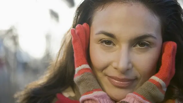 Женщина в шерстяных перчатках