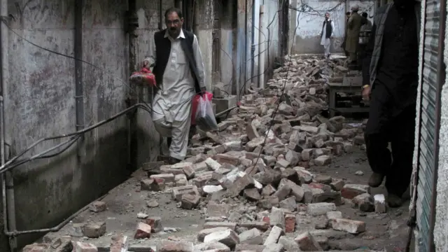 قبائلی علاقے باجوڑ ایجنسی میں 16 افراد ہلاک ہوئے ہیں۔ خیبر ایجنسی اور مہمند میں ایک ایک ہلاک ہوئے ہیں۔