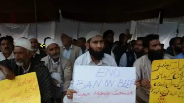 بھارتی ذرائع ابلاغ اور سوشل میڈیا میں گائے کے گوشت پر پابندی کے حوالے سے خوب بحث ہو رہی ہے